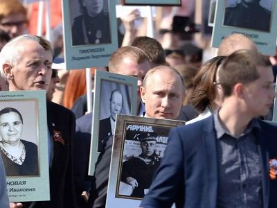 В.Путин на акции "Бессмертный полк". Москва, 9.5.15. Фото: kremlin.ru/events/president/news/49442/photos