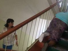 Женщина сползает по лестнице. Фото: 
