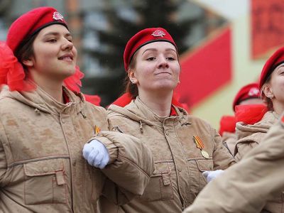 Участницы движения "Юнармия". Фото: Владислав Лоншаков / Коммерсант