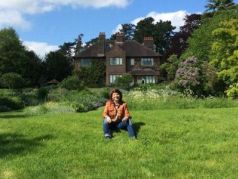 Карина Кокрэлл-Ферре около усадьбы Джорджа Бернарда Шоу